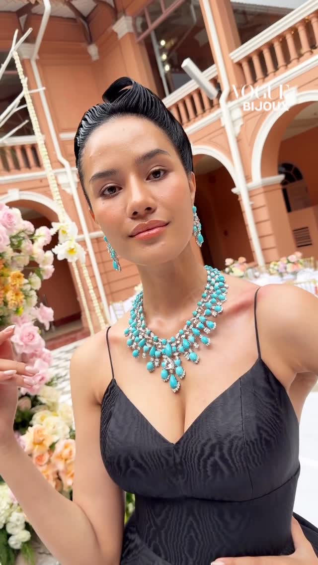 #VogueBijoux ‘โอปอล-สุชาตา‘ มิสเวิลด์ประจำปี 2025 และมิสเวิลด์คนแรกของประเทศไทย กับโมเมนต์ปรากฏตัวในงานแฟชั่นโชว์เครื่องประดับจิวเวลรีชั้นสูงจากคอลเล็กชั่น ‘Treasure of Dreams’ ผลงานสร้างสรรค์ระหว่างแบรนด์ SIRIVANNAVARI และ Beauty Gems ณ พระราชวังสราญรมย์ #Sirivannavari #SirivannavarixBeautyGems #TreasureofDreams #HighJewelryCollection