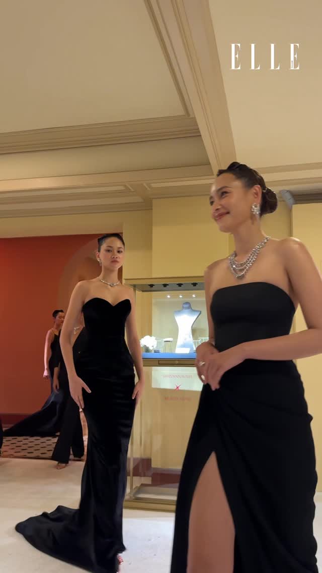 #ELLERadar SIRIVANNAVARI และ Beauty Gems นำเสนอคอลเล็กชั่นจิวเวลรี่ชั้นสูงประจำปี 2025 ที่มีชื่อว่า Treasure of Dreams อันเจิดจรัสส่งท้ายปีผ่านแฟชั่นโชว์สุดน่าประทับใจท่ามกลางบรรยากาศของพระราชวังสราญรมย์ ที่ถูกเนรมิตให้เป็นสวนสวยของเจ้าหญิงในยามค่ำคืน โดยเริ่มต้นจากภาพสเก็ตช์ฝีพระหัตถ์ของ สมเด็จพระเจ้าลูกเธอ เจ้าฟ้าสิริวัณณวรี นารีรัตนราชกัญญา มาสู่ชิ้นงานไฮไลต์คือ ‘เข็มกลัดนกแอบรัก’ (The Royal Love Brooch) อันสะท้อนถึงจิตวิญญาณแห่งความรักของหญิงสาว ผู้มีหัวใจอันเปี่ยมไปด้วยความรักและพลังในการสร้างสรรค์ มาในรูปทรงของพฤกษาและสรรพสัตว์ ทั้งสร้อยคอ แหวน ต่างหู และเข็มกลัดที่มีพลิ้วไหวไปกับทุกท่วงท่ายามสวมใส่ และเต็มไปด้วยรายละเอียดอันประณีต ผสมผสานอัญมณีหายากและศาสตร์การเนรมิตจิวเวลรีชั้นสูงโดยช่างฝีมือไทย

#ELLEThailand 
#Sirivannavari 
#SirivannavarixBeautyGems 
#TreasureofDreams