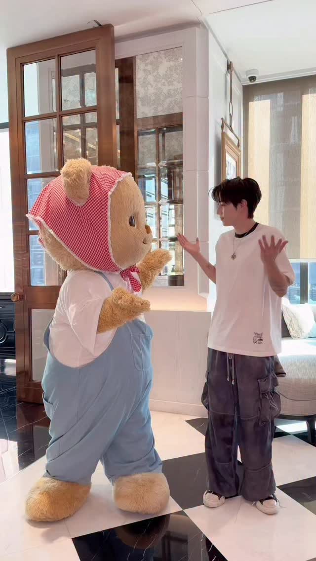 Sunsets and Cigarettes w/ the cutest @butterbear.th 
#MarkTuan #SunsetsandCigarettes #dancechallenge