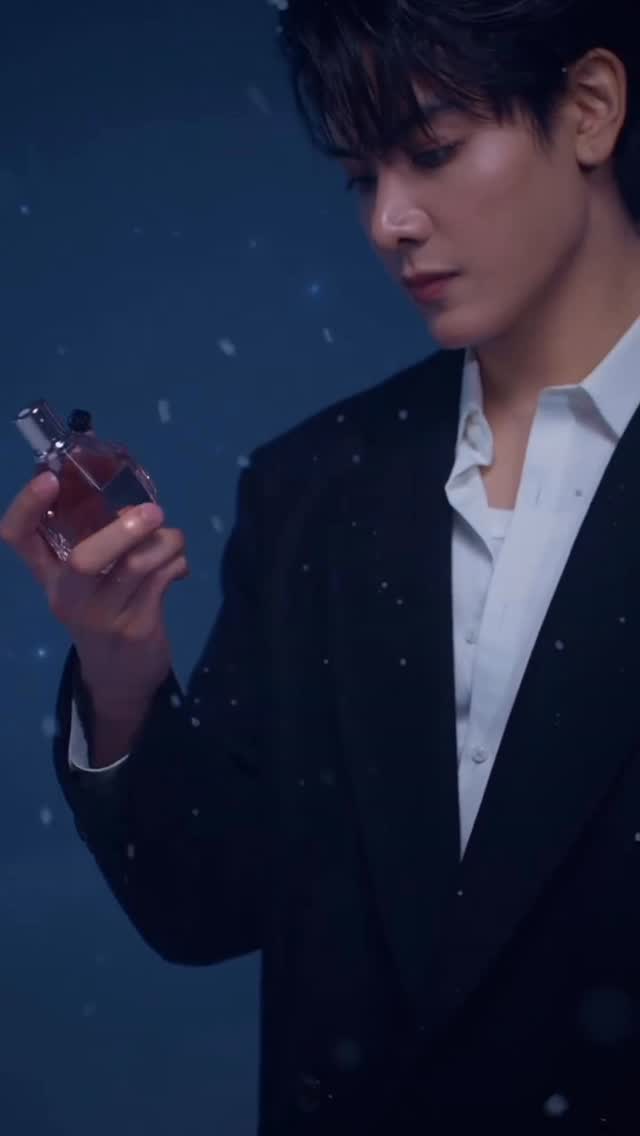 This Christmas, we fully intend to smell like daddy @chen_rcj 😛

Fronting the festive campaign for @viktorandrolf_fragrances, he brings new allure to the iconic #Spicebomb and #Flowerbomb. One almost wonders how the snow managed to hold its form in the glow of such heat 🥵

#joongxviktorandrolffragrances #joongarchen #chen #chen_rcj #joongarchenaydin #จุง #ดราก้อนจุง #กองพลโวโด้ #钟阿晨 #archenaydin