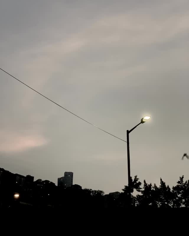 這幾天默默留意著火災的消息，一切都很不容易。很難過，想起自己應該善用音樂語言來幫助。這是跟多位住在宏福苑的樂迷朋友電聯後的感受，送給我地：

《將過去》

無從振作 在問天可靠誰
如常拼搏 熱淚拭乾 心卻很碎
如何振作 就別急於面對
無論是多少片刻絕望 也將會是過去

衷心感謝每一位消防、救護人員。願所有逝者安息，傷者早日康復，受影響居民儘快得以重見家園 ❤️‍🩹