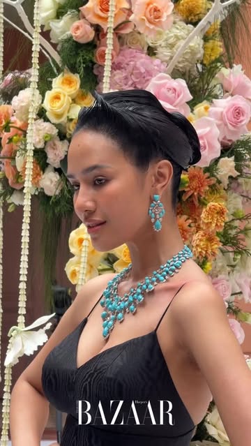 #BAZAARHighJewelry SIRIVANNAVARI x Beauty Gems เผยคอลเลกชั่นเครื่องประดับชั้นสูง ‘Treasure of Dreams’ ณ พระราชวังสราญรมย์ ซึ่งถ่ายทอดพระอัจฉริยภาพด้านการออกแบบของ สมเด็จพระเจ้าลูกเธอ เจ้าฟ้าสิริวัณณวรี นารีรัตนราชกัญญา ผู้อำนวยการฝ่ายสร้างสรรค์ แห่งแบรนด์ SIRIVANNAVARI ร่วมกับ BEAUTY GEMS 

ผลงานรวม 88 ชิ้น นั้นร้อยเรียงแรงบันดาลใจจากธรรมชาติ ศิลปะ และสัญลักษณ์ประจำแบรนด์ โดดเด่นด้วยอัญมณีล้ำค่าหลากชนิดที่ผสานเข้ากับงานหัตถศิลป์อันวิจิตร

ความงามของพรรณพฤกษา และสัตว์น้อยเคลื่อนไหวอ่อนช้อยราวมีชีวิต ดินแดนแห่งความฝันที่โบยบินจากภาพสเก็ตช์ฝีพระหัตถ์ เริงร่ามีชีวิตชีวาด้วยสีสันที่สดใส ความบริสุทธิ์ของเพชรและที่สุดแห่งอัญมณีเลอค่าหายากที่มาร่วมกันเล่าขานผ่านชิ้นงานที่จะประทับอยู่ในความทรงจำตราบชั่วนิรันดร์ 

#SirivannavariHauteJaoillerie  #SIRIVANNAVARIxBEAUTYGEMS 
#BAZAARThailand