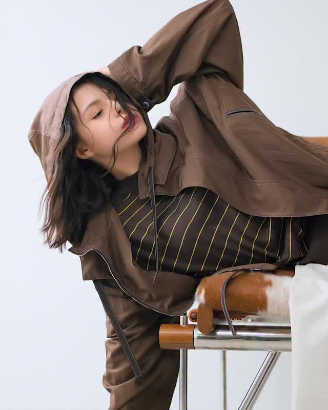 #ELLEDigitalCover พบกับ เบคกี้ รีเบคก้า @beccca ที่มาร่วมถ่ายทอดสไตล์ของผู้หญิงยุคใหม่บนหน้าปกดิจิทัล ประจำเดือนธันวาคม ในโททัลลุคจาก @tods คอลเล็กชั่น Pre-Spring 2026 ที่ตอกย้ำความเป็นเลิศด้านงานฝีมือชั้นสูงผ่านสไตล์อันเรียบหรูที่สอดคล้องกับไลฟ์สไตล์ของคนรุ่นใหม่ที่ทั้งหรูหราและทะมัดทะแมงในเวลาเดียวกัน 

ติดตามชมภาพแฟชั่นเซ็ตของ เบคกี้ และ Tod’s ได้ทุกแพลตฟอร์มออนไลน์ของแอลตลอดทั้งสัปดาห์นี้

#ELLEThailand 
#Tods #beckysangels 
#TodsxBecky 

Videographer : Ketsara Leecharoen
Fashion Director : Ice’o Panchiracharoen Makeup : Chanajit Dechasatidwong
Hair : Akkarachai Deadpan