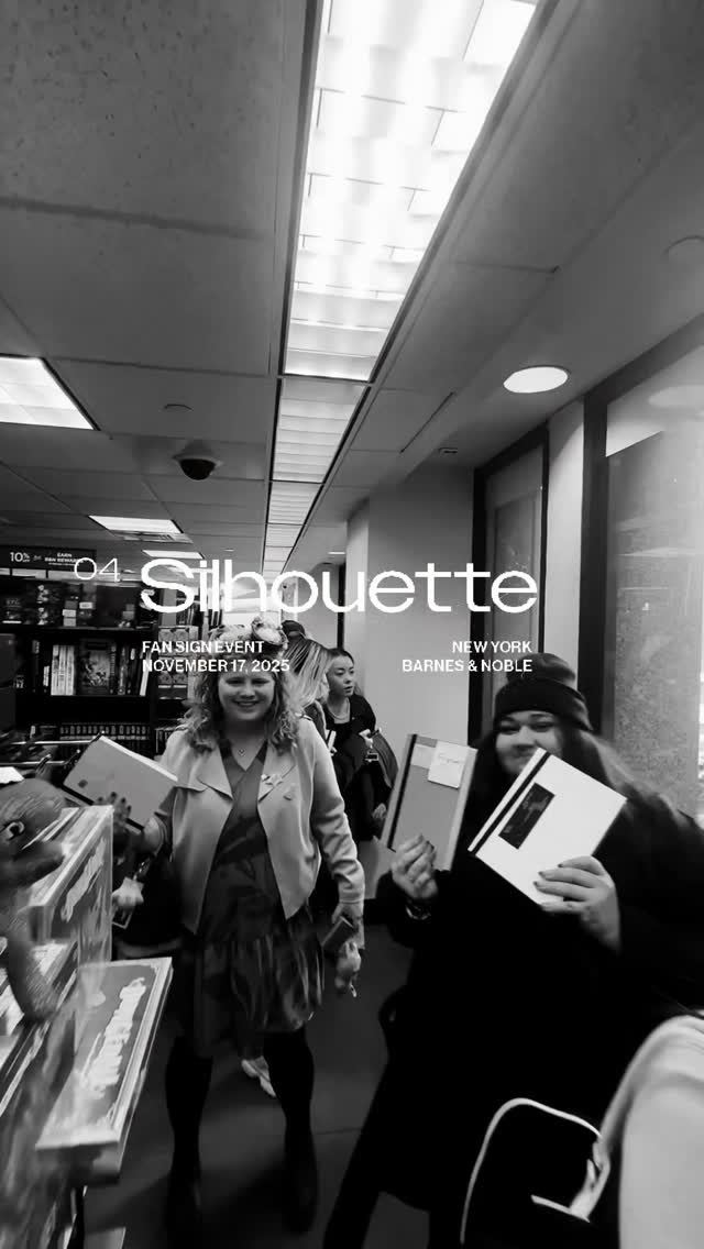 Silhouette Fan Sign
04 New York

Thank you for showing up on such a cooooldddd day in New York! 🥶🥰

#MarkTuan #Silhouette #SunsetsansCigarettes