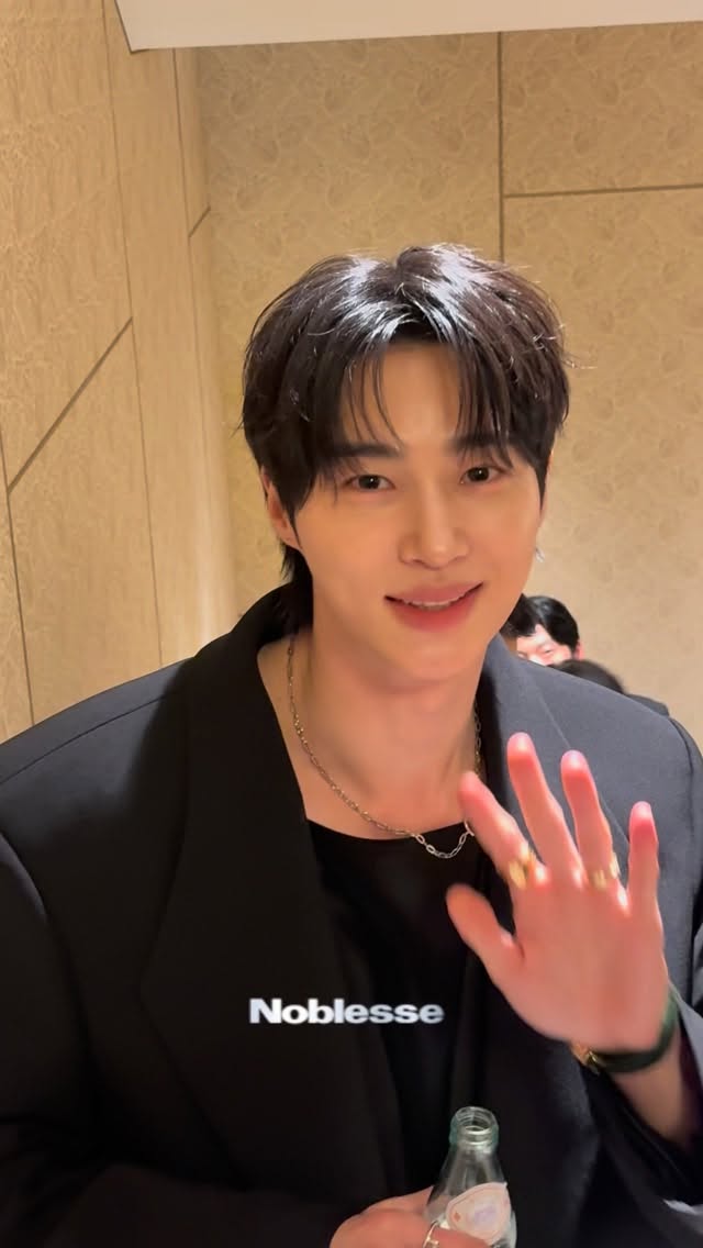 빛으로 물든 조명 아래 펼쳐지는 까르띠에의 축제 <Festive Tale: Invitation from Panthere>

#변우석 #지수 #현진 이 전하는 따뜻한 인사. 특별한 순간을 지금 함께하세요.

@sooyaaa_ @hynjinnnn @byeonwooseok @cartier
#까르띠에 #까르띠에메종청담 #Cartier #CartierPanthere #CartierMaisonCheongdam #CartierCelebrates