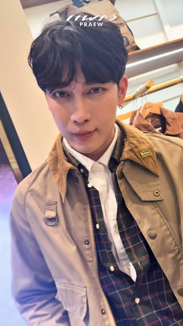 เสน่ห์แห่งความคลาสสิก✨ 7 เซเลบริตี้ “มิว ศุภศิษฐ์, จิมมี่ จิตรพล, ซี ทวินันท์, น้ำตาล พิจักขณา, กร - อองรี - วิคเตอร์ บอยกรุ๊ปวง Proxie” เข้าร่วมงาน Barbour เปิดตัวสโตร์แห่งแรกในประเทศไทย ณ ชั้น 2 ศูนย์การค้า Central Embassy สะท้อนเอกลักษณ์ที่สืบทอดมาอย่างยาวนาน

#PraewFashion #Praewmag