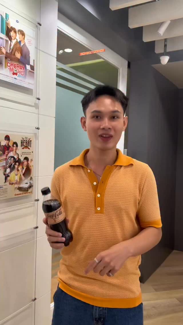 เพื่อนๆ คิดว่า ธีร์ จะทายรสชาติเครื่องดื่มปริศนาที่ทีมงานเอามาให้ดื่มถูกไหม?

#โค้กวานิลลา #ละมุนเกินต้าน #ThanksCoke