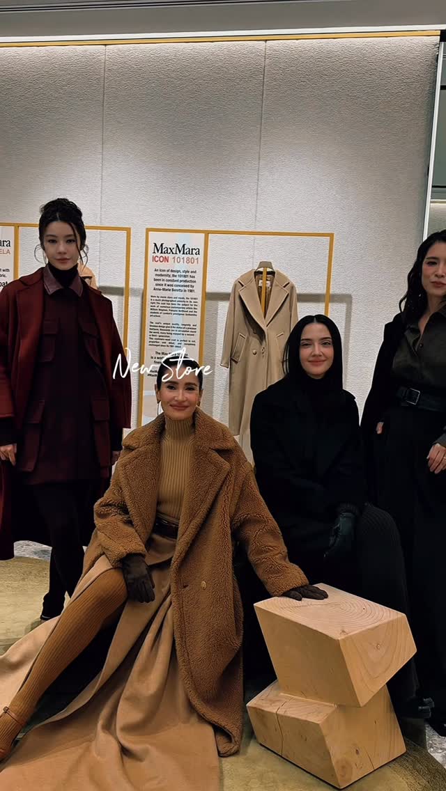 TOTAL LOOK CHECK! 

พูดคุยกับ “แอน - โดนัท - ซาร่า - น้ำตาล” ในงาน ”MaxMara“ Central Embassy Store Opening 🤎

Max Mara จัดงานเฉลิมฉลองการเปิด Flagship store แห่งใหม่ ที่ Central Embassy ชั้น 1 โดยมี concept ร้าน ถ่ายทอดเสน่ห์แห่งความงามเหนือกาลเวลาและงานฝีมืออันประณีต ผ่านดีไซน์ที่ร่วมสมัย รวมถึงมีการจัดแสดง iconic coat ของแบรนด์ โดยมี คุณแอน ทองประสม @annethong, คุณโดนัท มนัทสนันท์ @manatsanun__p, คุณซาร่า เลกก์ @saralegge และ คุณณน้ำตาล ทิพนารี @namtan.tipnaree มาร่วมงานในครั้งนี้ด้วย 

#MaxMara #MaxMaraThailand 
@pacificagroup @maxmara
#KAZZMAGAZINE