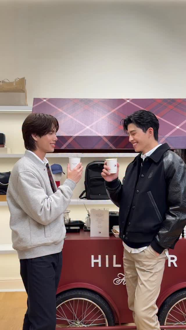 #VogueVisits Tommy Hilfiger @tommyhilfiger เฉลิมฉลองเทศกาลแห่งความสุขไปกับงานเปิดตัวคอลเล็กชั่น “A Hilfiger Holiday 2025“ ณ Central Park พร้อมพบกับสองแบรนด์แอมบาสเดอร์ ‘ภูวินทร์ ตั้งศักดิ์ยืน @phuwintang และ ‘ปอนด์-ณราวิชญ์‘ @ppnaravit ที่มาร่วมสร้างโมเมนต์สุดพิเศษให้กับงานนี้ ทั้งสองถ่ายทอดสไตล์อเมริกันเพรพคลาสสิกได้อย่างอบอุ่นลงตัว ท่ามกลางต้นคริสต์มาสที่รังสรรค์จากกล่องของขวัญสีแดง, โซน Tommy Coffee Cart ที่เสิร์ฟเมนูร้อนพร้อมลาเต้อาร์ทลายโลโก้แบรนด์และคุกกี้ อีกทั้งมุม Holiday Photobooth ที่ #ปอนด์ภูวินทร์ อยากชวนแฟนๆ มาเก็บโมเมนต์แห่งความสุขในแบบ #TommyHilfiger ตั้งแต่วันนี้ - 16 ธ.ค. นี้
#PondPhuwin #TommyHilfigerxPondPhuwin