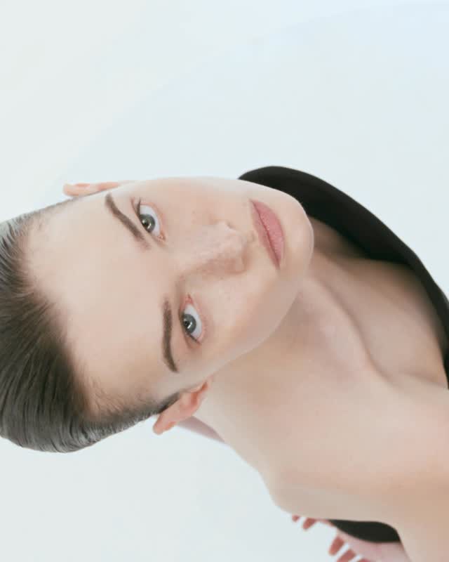 #광고
쿠튀르 정신을 순도 높게 이어온 하우스, 알라이아(Alaïa). 2026 겨울 봄 아키타입 컬렉션은 피터 뮐리에(Peter Mulier)와 메종이 추구하는 알라이아의 여성상을 또렷하게 보여줍니다. 셰인 래버디에르(Shayne Laverdière)가 포착한 캠페인은 360도 전 방향에서 실루엣을 감상할 수 있어 구조적인 볼륨과 조각적인 라인, 절제된 미감을 더욱 선명하게 느끼실 수 있죠. 이번 시즌 알라이아가 선보이는 순수한 형태의 아름다움을 만나보세요.

#Alaia #알라이아