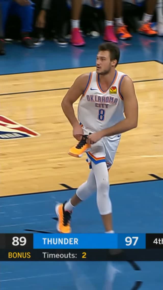 Being down a shoe didn’t stop Gallo from battling in the clutch 😁 Memorable 2019 moment from @danilogallogallinari! 

Congrats on a great career, Gallo!
