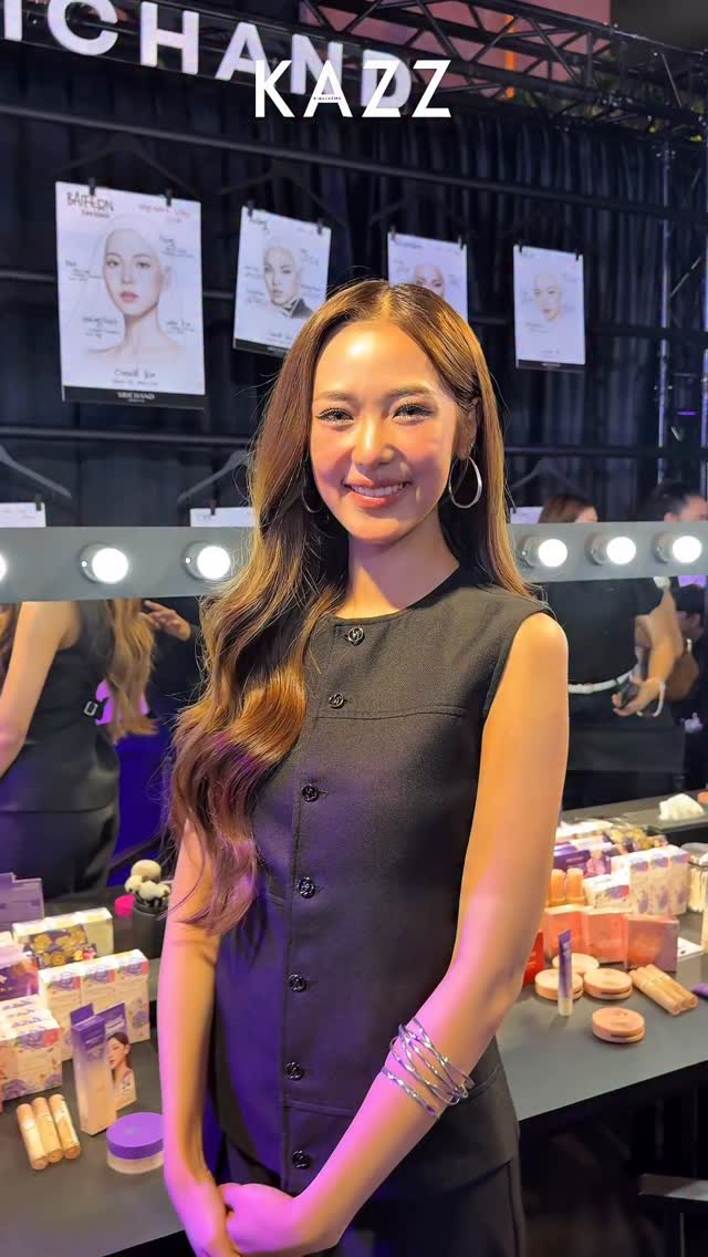 ‘คำแรก’ ที่ช่างแต่งหน้าทักเราวันนี้? 👀

พูดคุยกับเหล่าสาวสวย “ฟิล์ม - เอมี่ - บอนนี่” ในงาน ”SRICHAND Haus of Base MakeUp“ 🤍

#emiamily #beonnnie #filmracha
#SRICHANDHausBase
#KAZZMAGAZINE