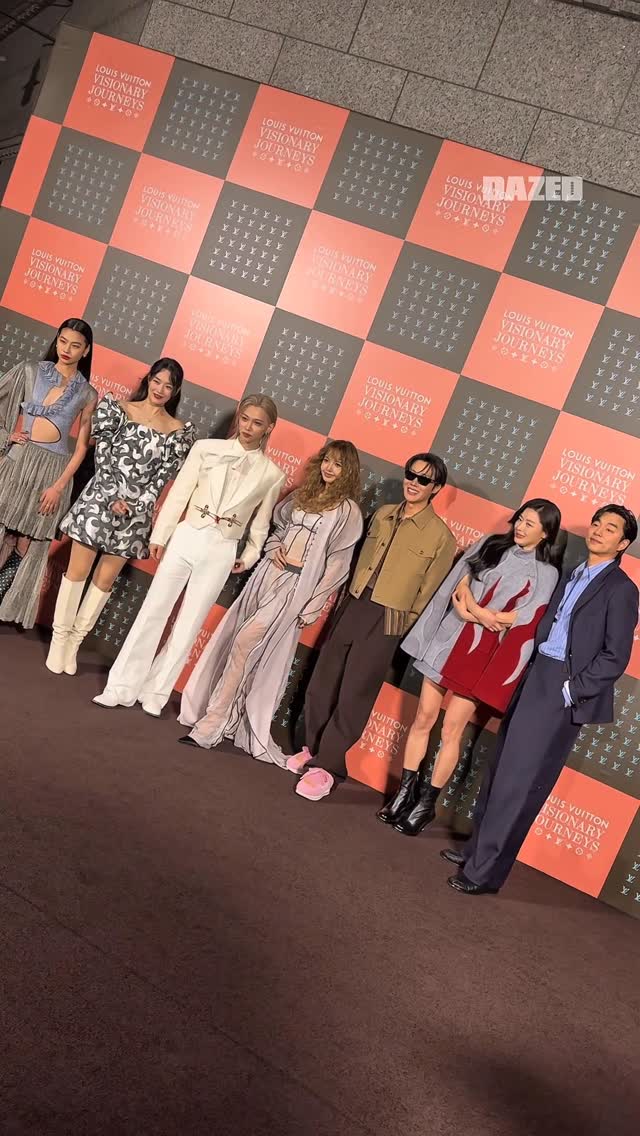 LOUIS VUITTON VISIONARY JOURNEYS SEOUL

@louisvuitton

루이 비통 사단! 여기는 루이 비통 비저너리 저니 서울의 역사적인 시작입니다. 왼쪽부터 정호연, 신민아, 필릭스, 리사, 제이홉, 전지현, 공유까지.