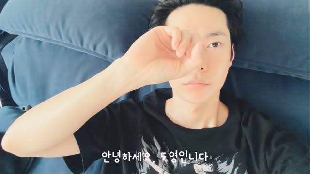 도영입니다.
제가 입대를 하게 되었어요.

많은 분들이 알고 계신다고 생각이 들어서
입대 소식에 관한 이야기보다는,
제가 지금까지 일을 하면서 들었던 생각들과 마음들을
여러분에게 조금이나마 나누어 보고 싶은 마음에
몇 글자 적어보려고 해요.

거슬러 올라가 2016년,
처음 여러분에게 ‘도영’이라는 이름으로 노래가 나오던 시절부터 지금까지,
이유가 무엇이든 저를 위해 마음을 쓰고 좋아해 주셨던 모든 분들께 정말 감사하다는 생각이 들어요.
감사한 분들을 조금 더 자세히 이야기해볼게요.

우선 저와 함께했던, 그리고 함께하고 있는 SM 식구분들.
그저 노래만 열심히 하는 저를 훌륭한 가수의 모습으로 만들어 주셔서 감사해요.
함께했던 여러분과, 그리고 함께하고 있는 지금의 식구분들 덕분에
저는 점점 더 큰 꿈을 꾸기 시작했어요.
다들 퇴사하지 말고 도영 기다려주세요! ㅋㅋ
더 큰 꿈을 꾸기 시작했으니까 기다리셔요, 다들 크크.

그리고 저와 함께 일해 준 모든 분들, 감사드립니다.
수많은 뮤직비디오 감독님들, 자켓 찍어주신 작가님들,
화보·영상·콘텐츠들…
도영과 어떤 형태로든 함께 다양한 일들을 해주신
수많은 감독님과 작가님들 감사합니다.

엔시티 도영으로서 부른 수많은 음악의 작가님들 감사합니다.
그리고 도영으로서 했던 많은 방송들 
‘쇼챔피언’, ‘립스틱 프린스’부터 시작해서
‘인기가요’, ‘집사부일체’, ‘나 혼자 산다’ 그리고 최근의 땡스버디클럽 까지…
이를 비롯해 저와 함께해 주신 수많은 방송국의 작가님들, PD님들도 정말 감사합니다.

적지만 소중한 경험을 선물해준 두편의 연기 작품과 두편의 뮤지컬 작품을 함께해준 모든 분들에게도 감사합니다. 

저 도영과 함께해준 모든 헤메스 스태프 분들도 정말 감사합니다. 

그리고 우리칠 멤버들, 정말 고마워.
내 인생에서 ‘친구’라는 기준이 되어준 우리칠.
덕분에 해냈고, 덕분에 버틴 순간들이 정말 많아.
그리고 함께한 시간들이 지금의 나를 버티게 해주기도 하네.
내 친구가 되어줘서 고마워.

제일 고마운 우리 시즈니들!
고마운 마음은 수도 없이 표현할 거고,
앞으로도 나의 이 고마운 마음은 변치 않을 거기 때문에
‘고맙다’는 말보다는 다른 말들을 해볼게요.

우리칠을 좋아하면서 생긴 힘들었던 시간과 상처가 된 시간들이 있다면 미안해요.
그마저도 우리를 사랑하기에 겪어줘서 더 고맙고,
그리고 우리칠은 걱정 마요!

그 어떤 형태가 되든, 우리는 우리끼리 모여서
우리칠을 좋아하는 사람들에게 자랑이 될 만한 팀이 될 거니까요.
시즈니들을 위해서 잘할게요. 멋있어 볼게요.

NCT 127이라는 이름을 달고
시즈니들에게 자랑스럽지 못했던 시간들이 있었다는 것도 잘 알아요.
이제 그 자랑스럽지 못했던 시간들은 버리고,
또 새롭게 시작할 수 있는 우리칠이 되었기에
더 자랑스러워질게요.

걱정 마요!!
진심으로 걱정 말라고 말해줄게요.

내 인생의 중심은 나, 그리고 일이칠이기에
나에게도 꼭 지키고 싶은 것들이에요.
포기 없이 지켜나갈게요.

마지막으로, 나와 함께해 준 모든 무형의 순간들에게도
감사하며 편지를 마무리해볼게요.

모든 순간, 그리고 모든 사람들이 이루어준 ‘나’이기에
더 큰 꿈을 그리며 시간을 보내다 오겠습니다.

부디 저를 기다려주시는 많은 분들도
스스로를 더 사랑하며, 꿈을 꾸며, 마음을 나누며
가득 채운 시간을 보내기를 바랄게요.

정말 마지막으로, 많이 사랑해요.
많이 늦었지만 늦은 만큼 많이 말할게요.
사랑합니다! 💚