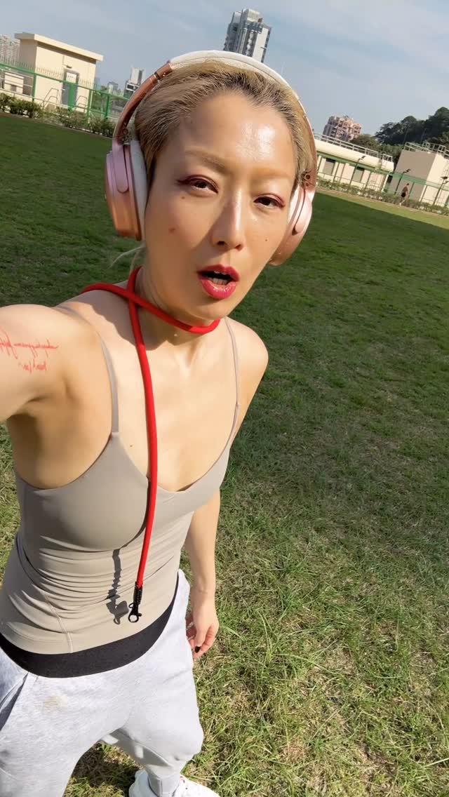 🤎🤎🤎🤎
現在的Mi, 更懂中庸。
當天累了就休息（不做運動)或者單純步行.
今天，錄音前見見太陽，只步行。
腰傷停工期間，在家百無聊賴，其實胖了蠻多, 不過，「拉濶」綵排期間，就一點一點自然地跌磅。
不會刻意減什麼，順其自然，健康是王道。🤩