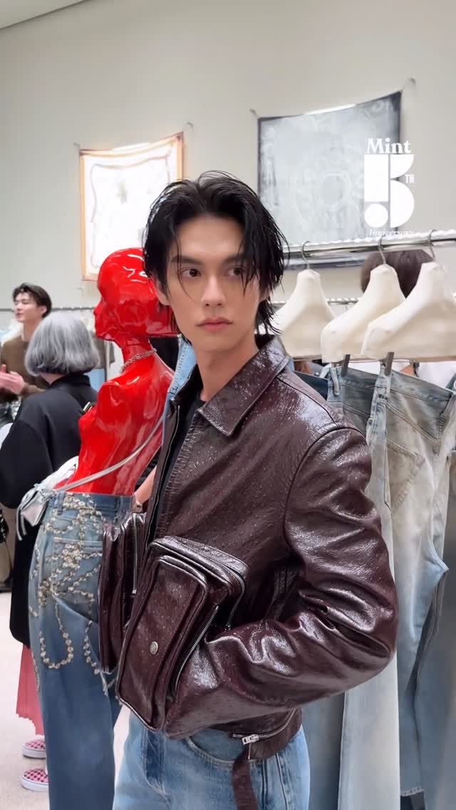 แท็กทีมปัง! เหล่าคนดังเมืองไทย ตบเท้ามาร่วมงานเปิดตัวสโตร์ #AcneStudios แห่งแรกในไทยอย่างเป็นทางการในวันนี้ ณ สยามพารากอน อาทิ ไบร์ท, นานิ, ออฟ-กัน, มีน, ต้าเหนิง, ณิชา, จูเน่ และ พลอย หอวัง 💚 #MintReports 

#AcneStudiosLovesBangkok
#AcneStudios 
#MintMagTH