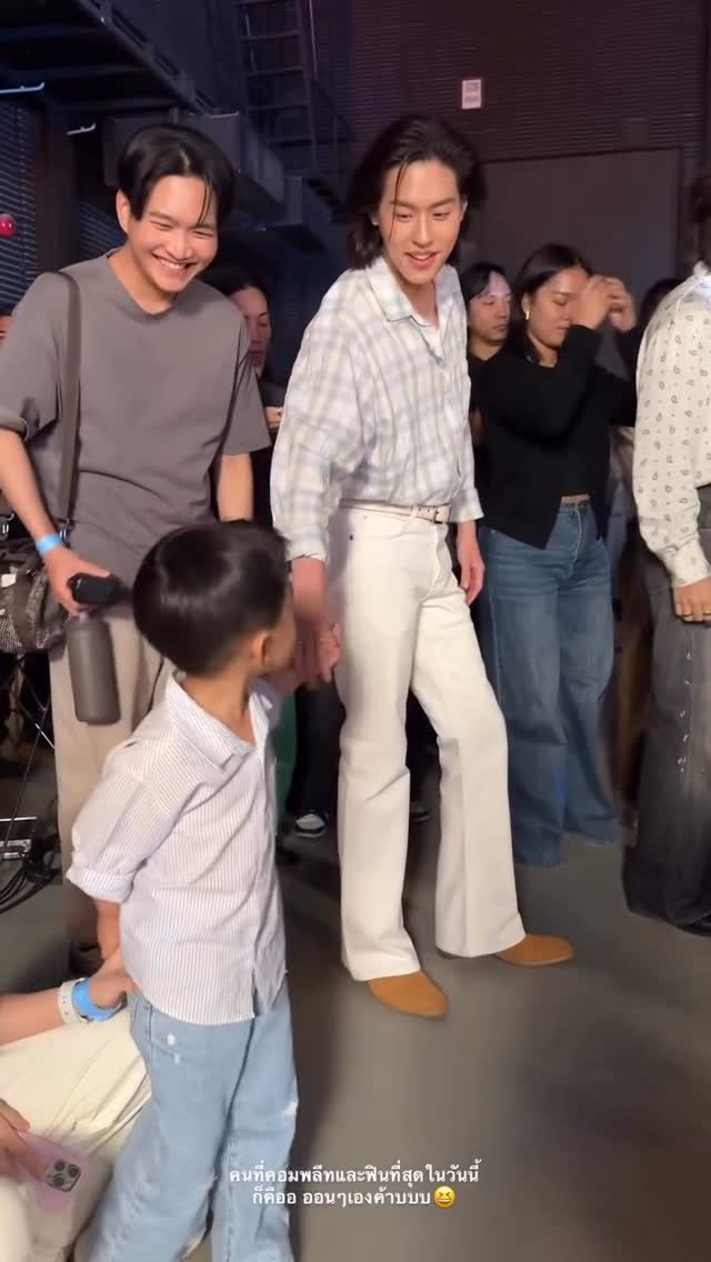 น้องลีออนจับมือพี่บิวกิ้นไม่ยอมปล่อยเลยย เอ็นดูแฟนคลับตัวจิ๋วมากครับบ🤏🏻💖

#bbillkin #บิวกิ้นพุฒิพงศ์ #บิวกิ้นพีพี
Cr.janejenchira