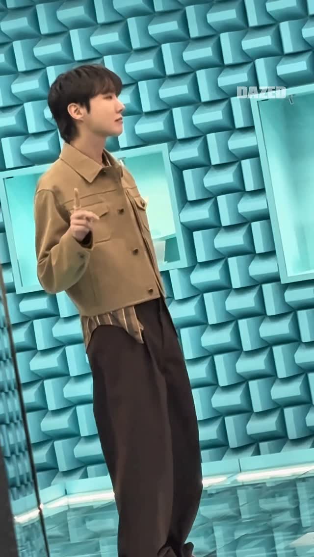 LOUIS VUITTON VISIONARY JOURNEYS SEOUL

@louisvuitton
@uarmyhope 

숨길 수 없는 제이홉의 LV 모먼트. 여기는 루이 비통 비저너리 저니 서울의 뮤직룸!