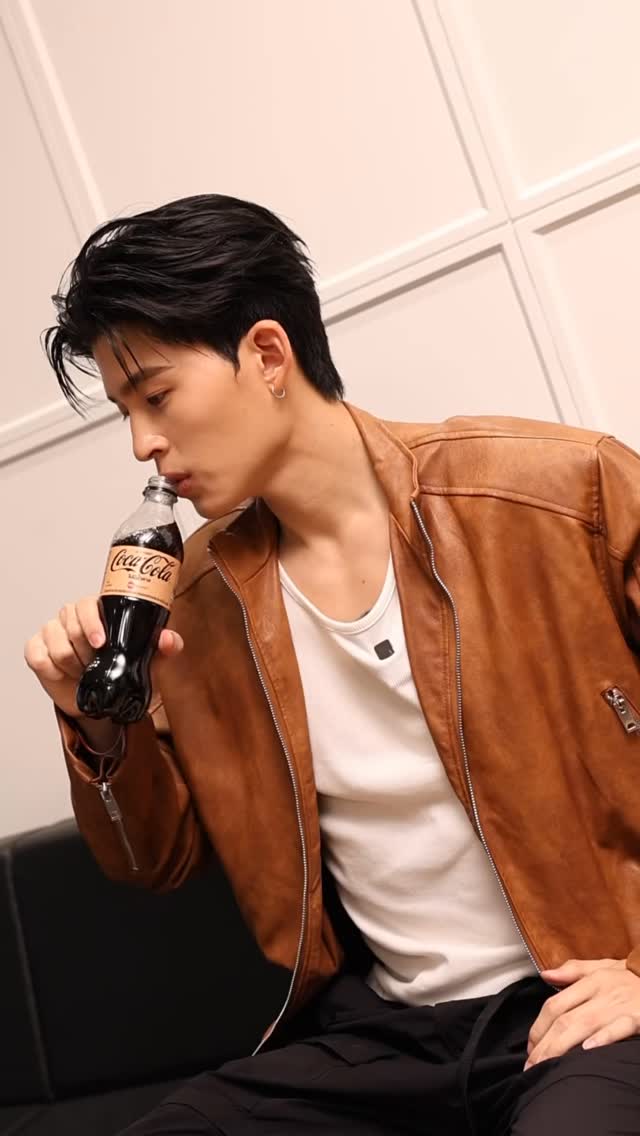 เพื่อนๆ คิดว่า ธีร์ จะทายรสชาติเครื่องดื่มปริศนาที่ทีมงานเอามาให้ดื่มถูกไหม?

#โค้กวานิลลา #ละมุนเกินต้าน #ThanksCoke