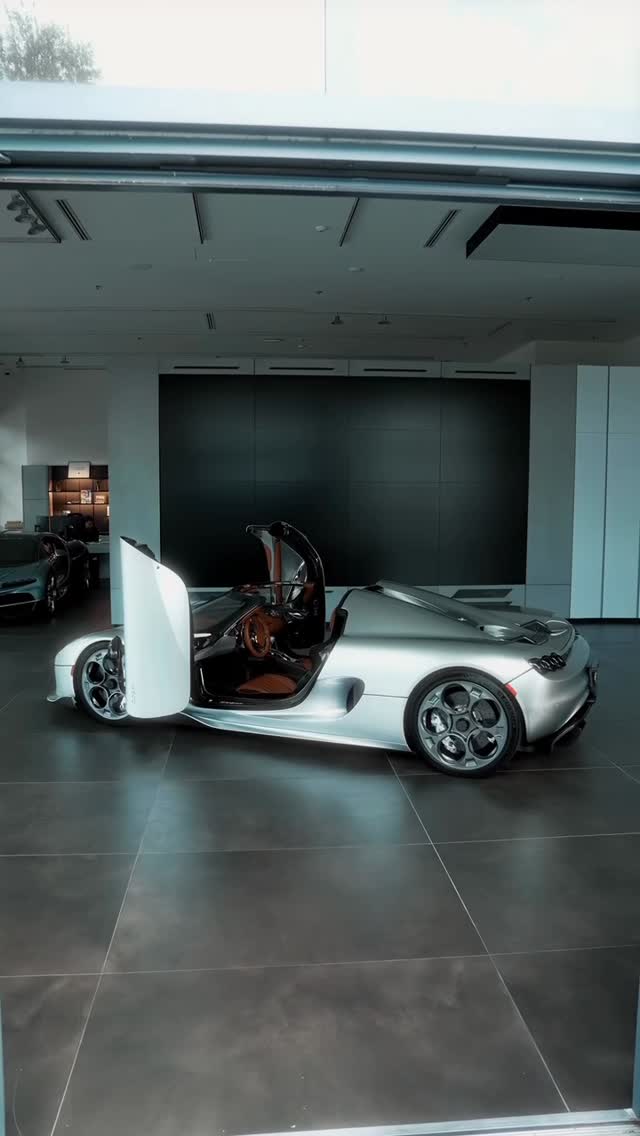 The first U.S.-client CC850 has landed on U.S. soil!

Finished in beautiful Moon Silver, paired with a brown leather interior featuring bespoke ghost embroidery on the headrests, and a stunning bespoke steel gear knob with a luminous center and carbon-fibre ghost. Just wow!

#Koenigsegg #CC850

@koenigseggflorida @supercar_abe