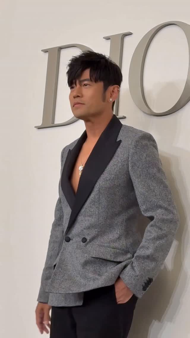 佳節氣息漸濃，Dior 101 旗艦店盛大舉辦節日酒會，全球品牌代言人周杰倫也親臨現場，共襄盛舉。

周董身穿灰色雙扣西裝，搭配黑色合身西裝褲和珠寶，深 V 剪裁大方展露胸肌線條，向粉絲展示勤練不輟的成果。更在活動上驚喜預告，將把全新專輯作為佳節禮物，獻給一路支持他的歌迷！

@jaychou @dior