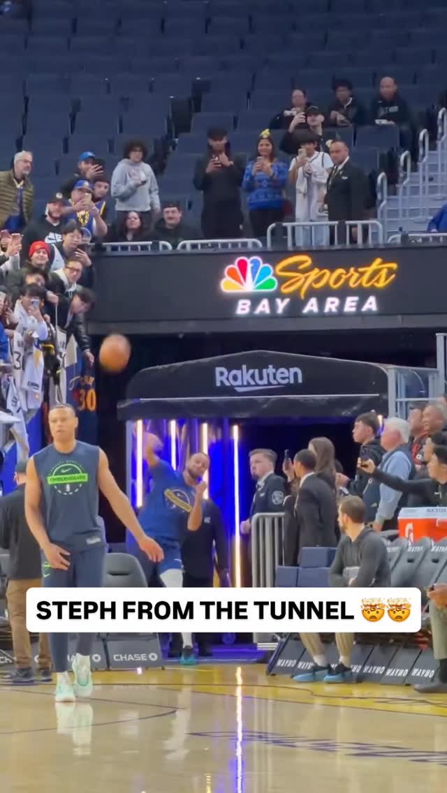 STEPH INSANE SHOT FROM THE TUNNEL 🔥🔥🔥

(via @knbr) #stephcurry #warriors #basketball #nba