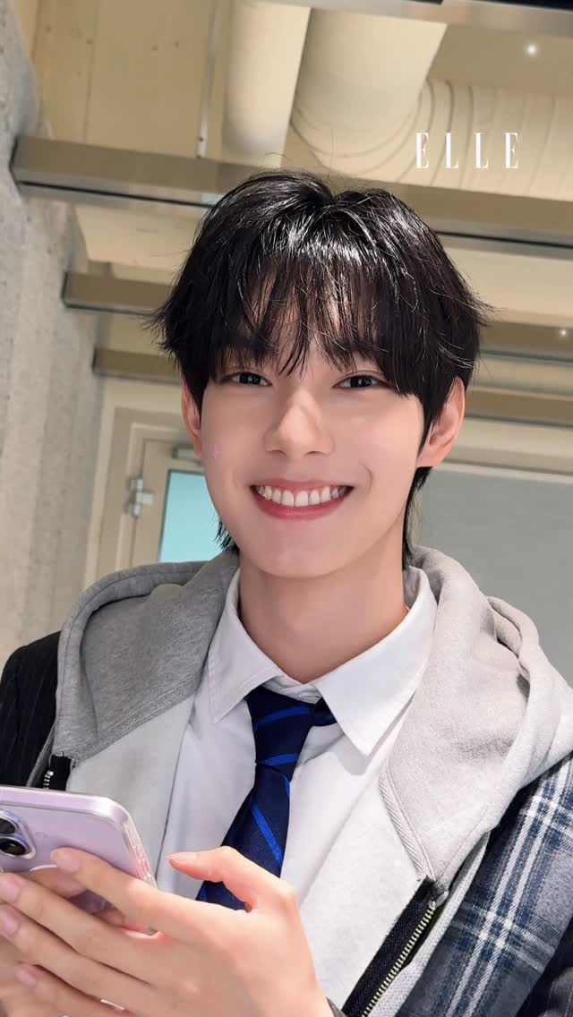 어? 최립우 머리에 뭐가 묻었는데… 그대로 반해버렸습니다. 첫 싱글 앨범 ‘SWEET DREAM’으로 우리를 달콤한 팝 트랩에 푹 빠뜨린 최립우. 압도적인 비주얼에 ‘솔로 천재’ 타이틀까지 달아버렸다고요? 어쨌든 지금 제일 중요한 건 이 미모니까요. 잠시 감상하고 갈게요.🐰🍬 @cliyu_official @fredr1ck._choi

Assistant Editor 이채은