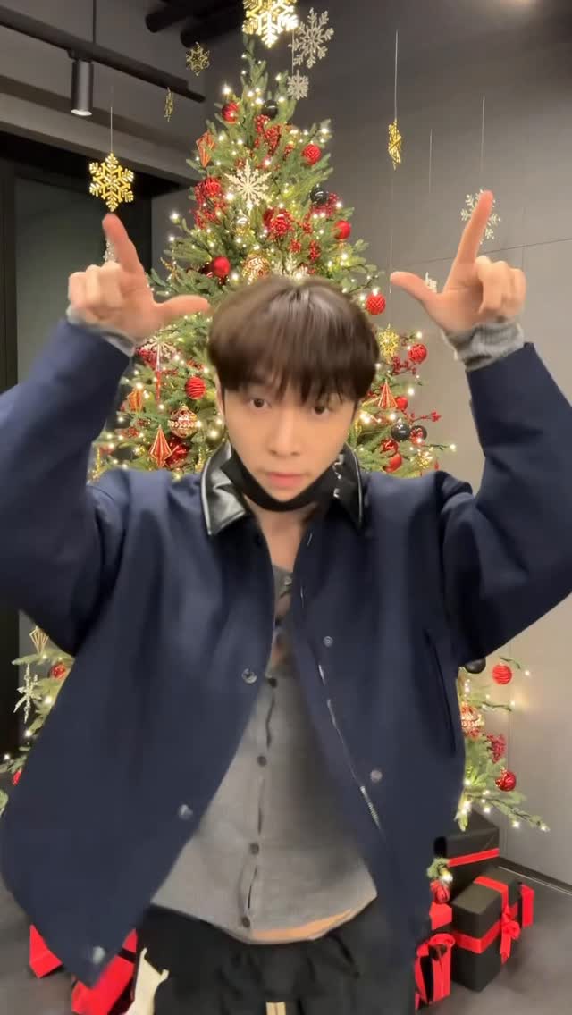 Xmas is coming

#LAY #레이 @layzhang 
#EXO #엑소 #weareoneEXO