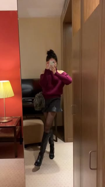 윈터컬렉션 #선물이벤트🎁 
다양하게 입는게 좋아요 인간의 연말룩모음집🎄
’멜크‘ 달아주시면 모든착장 정보 정리해서 보내드려요!

첫번째 코디 아린오픈숄더니트 그레이프
세번째 코디 체크프릴후드 민트브라운
네번째 코디 트위드자켓블라우스 
선물 이벤트 자동참여는 덤입니다 여러분…♥️
(제품당 1분씩 랜덤 추첨)