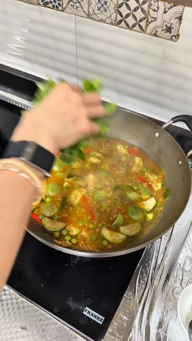 ก่อนบินจัดของแซ่บไปก่อนเลย แกงป่าหมู+ ไข่เจียวผักเคล คลีนๆ หลังจากพริกแกงคุณยายของขาดไป3อาทิตย์ เพราะน้ำท่วมวัตถุดิบ 🥹 ตอนนี้กลับมาแล้วนะคะทำสดใหม่ทุกวันไม่ใส่วัตถุกันเสียไม่ใส่ผงชูรส #คุณยายฝากบอกว่าฝนตกไม่ต้องกังวลนะคะ มีเครื่องปอกกระเทียมมีเครื่องอบวัตถุดิบค่ะ สดใหม่ ส่งตรง จากพัทลุงเลยค่าา 📍 line: @rern.maenoey