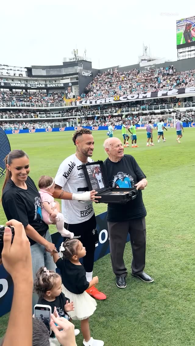 150 gols marcados por @neymarjr, pelo @santosfc! Que venham mais para o nosso Príncipe! 👑⚽
.
150 goals scored by Neymar Jr., for Santos FC! We hope there’s more to come for the Prince! 👑⚽