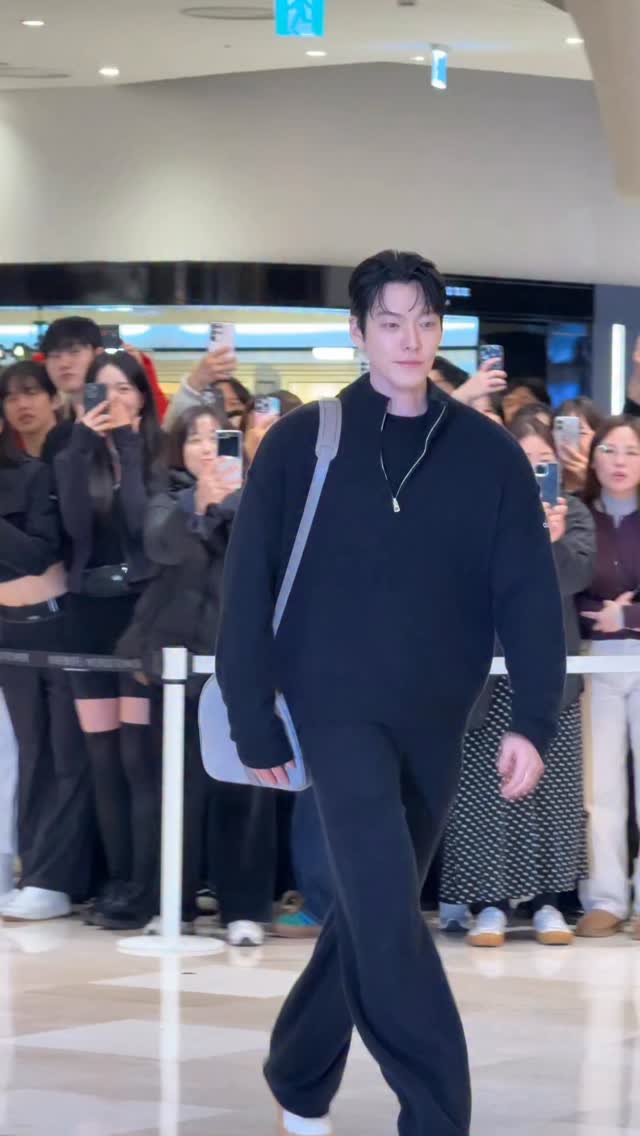 알로 홀리데이 팝업에서 만난 배우 한효주, 이성경, 김우빈, 김태리, 김도연✨ 너무 눈부시잖아 ❤️

EDITOR | 황선미
ASSISTANT | 차민서 

@alo @aloseoul #알로 #alo #한효주 #이성경 #김우빈 #김태리 #김도연