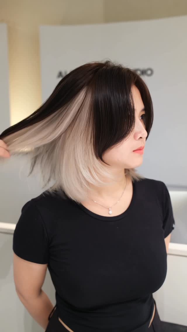 HIDDEN LIGHT 
" Đẹp dịu dàng mà vẫn nổi bật chọn hidden light nhé , tết nay về ra mắt ra đình khỏi lo bị mắng 🤧" 

________________________
𝐀𝐋𝐈𝐍 | 𝐓𝐡𝐞 𝐇𝐚𝐢𝐫 𝐂𝐨𝐧𝐜𝐞𝐩𝐭 
☎️ 0925282555 / 0982004104 
📍 84 Nguyễn Văn Tuyết, Đống Đa, HN.
⏰ 9 AM - 7:30 PM