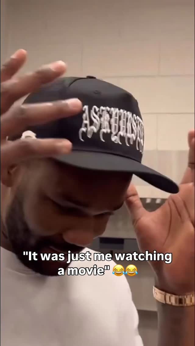 Deandre Ayton was in fan mode watching LeBron vs. Philly 🐐 (via @davemcten)