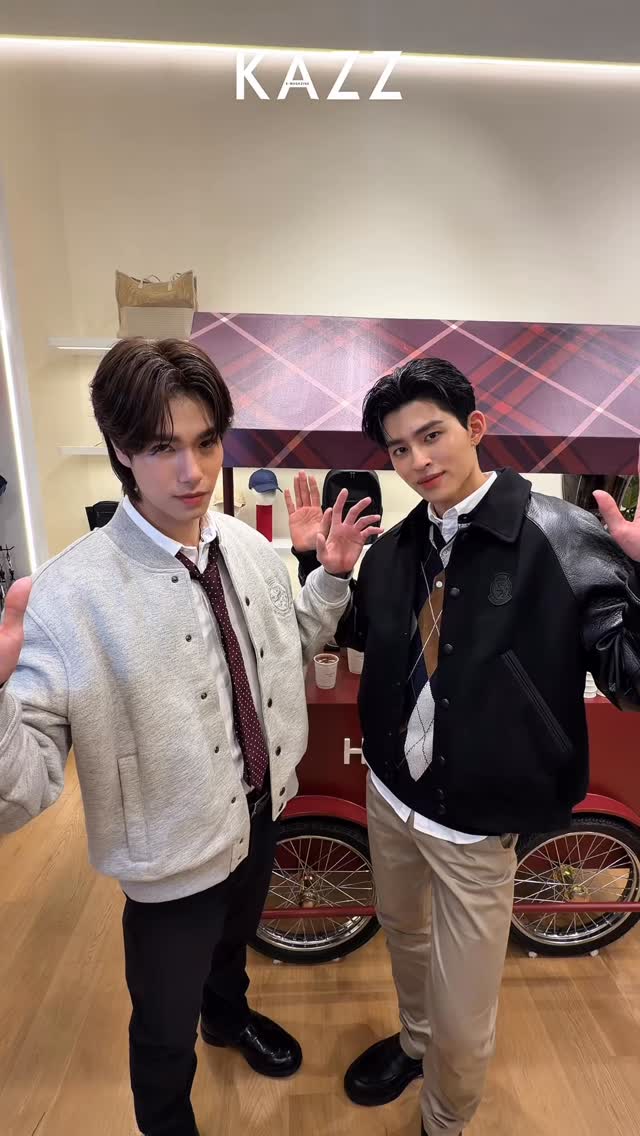 เตรียมเกาะส่วนตัวเปิดสาขาใหม่ by คุณธีร์ 🏝️👀

พูดคุยกับสองหนุ่ม “ปอนด์ - ภูวินทร์” ในงาน Tommy Hilfiger เปิดตัวคอลเลกชัน A Hilfiger Holiday 2025 ที่สโตร์สาขาเซ็นทรัล พาร์ค 🎁✨

ภายในสโตร์มีกิจกรรมพิเศษเติมสีสันเทศกาล ไม่ว่าจะเป็น ต้นคริสต์มาสจากกล่องของขวัญสีแดง, Tommy Coffee Cart ที่เสิร์ฟเมนูร้อนพร้อมลาเต้อาร์ทลายโลโก้แบรนด์ และ คุกกี้ 4 รสชาติ รวมถึง Holiday Photobooth ให้แฟน ๆ เก็บภาพโมเมนต์ความสุขในแบบ Tommy Hilfiger ตั้งแต่วันนี้ - 16 ธ.ค. นี้

@tommyhilfiger #TommyHilfiger 
#TommyHilfigerxPondPhuwin
#PondPhuwin 
#KAZZMAGAZINE