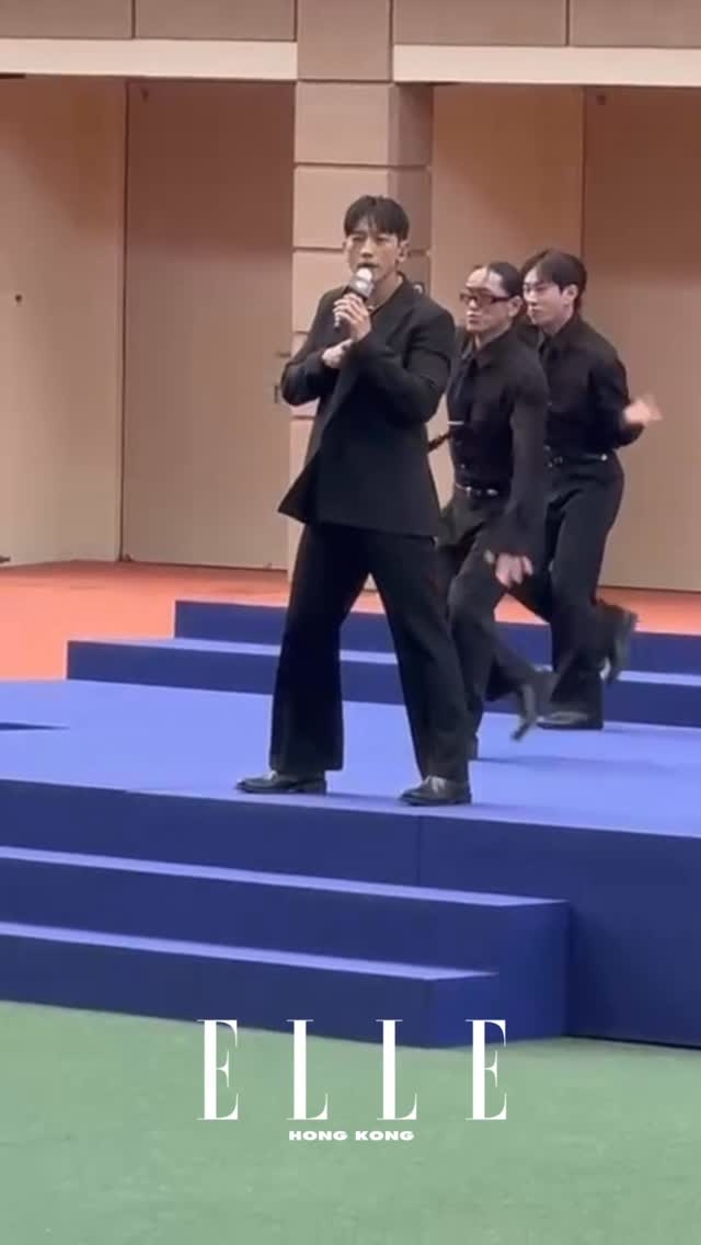 韓國天王巨星 #Rain @rain_oppa 驚喜現身沙田馬場即席唱跳。他更熱情與在場觀眾互動，炒熱氣氛！

Korean superstar Rain (@rain_oppa) made a surprise appearance at Sha Tin Racecourse, performing a live song and dance. He also enthusiastically interacted with the audience, creating a lively atmosphere!

👉🏻follow us @ellehongkong #ellefashion 
@Longines #longineshk