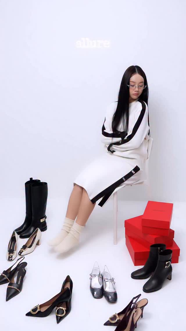 #제작지원
외출 전 혜리처럼 슈즈 고민 한창인 사람?🙋🏻‍♀️ 다 예뻐서 뭐 고를지 모르겠는 혜리를 도와주세요! 연말 룩에 딱인 페라가모와 함께 클래식부터 포인트 슈즈까지 모두 신어봤어요. 여러분과 혜리의 선택은 일치할까요?🤔

EDITOR l 주미리 
VIDEO l 이명은
STYLIST l 최자영
HAIR l 장혜연
MAKEUP l 정수연
ASSISTANT l 이지원

#페라가모 #ferragamo @ferragamo #혜리 #hyeri #LeeHyeri @hyeri_0609