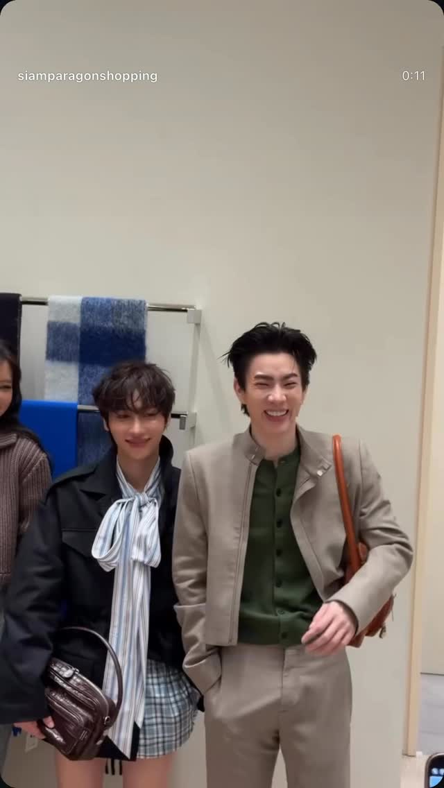 แล้วออฟกัน คือน่ารักจังว่ะฟีลแบบควงคู่แฟนออกงานมากก 

OFFGUN ACNE STUDIOS TH
#AcneStudiosxOffGun
#AcneStudiosLovesBangkok