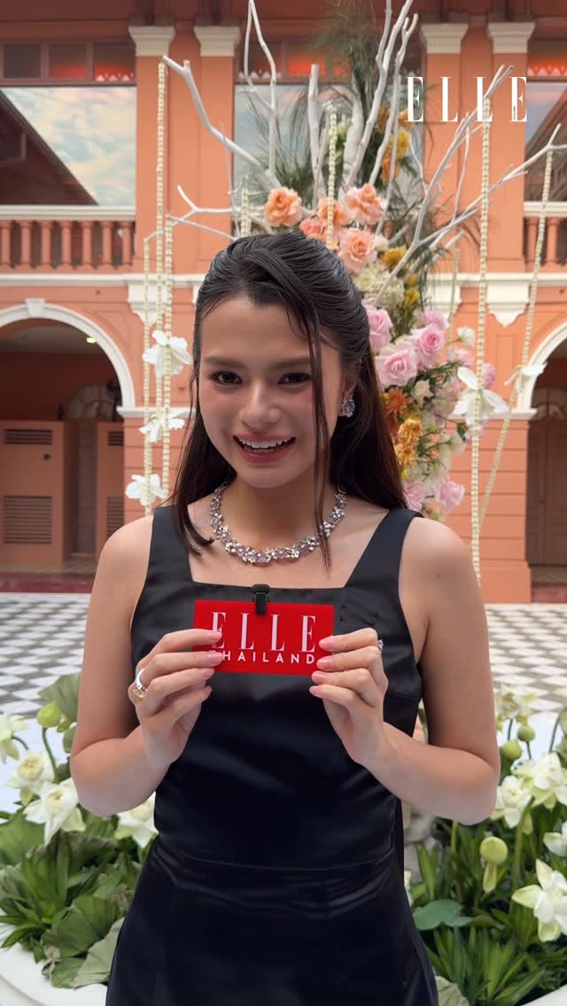 #ELLERadar เสิร์ฟลุคแกลมของเหล่าเซเลบริตี้ที่มาเป็นแขกคนสำคัญเข้าร่วมชมแฟชั่นโชว์ของแบรนด์ SIRIVANNAVARI และ Beauty Gems ที่เผยโฉมคอลเล็กชั่นจิวเวลรีชั้นสูงแห่งปี 2025 ภายใต้ชื่อว่า ‘Treasure of Dreams’ ไม่ว่าจะเป็น แอน ทองประสม, ทาทา ยัง, เบคกี้ รีเบคก้า, เดียร์น่า ฟลีโป และ เอม สรรเพชญ์ ที่ล้วนแล้วแต่สวมใส่เครื่องประดับจากคอลเล็กชั่นล่าสุดนี้ด้วยกันทั้งสิ้น ไปฟังความรู้สึกของพวกเขาก่อนเข้าร่วมชมโชว์กันได้เลย

#ELLEThailand 
#Sirivannavari #SirivannavarixBeautyGems #TreasureofDreams
#annethong #beckysangels #dianaflipo #tataamitayoung #aimmku