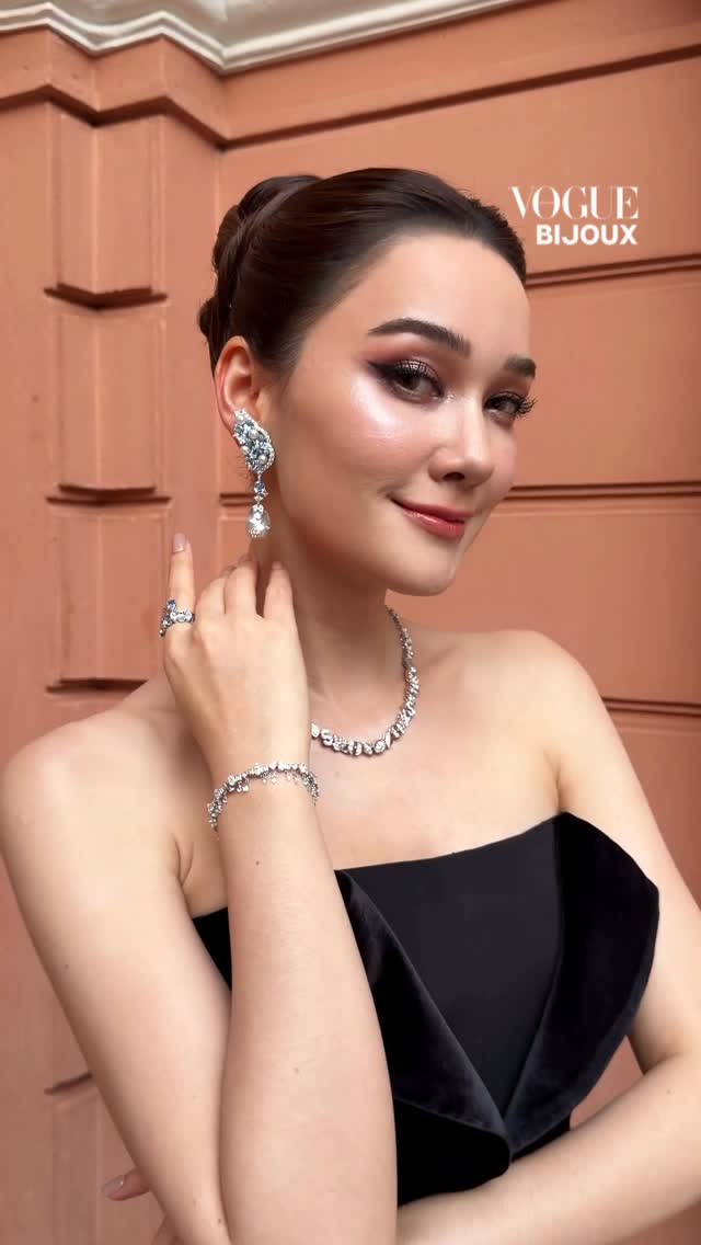 #VogueBijoux ‘เดียร์น่า ฟลีโป‘, ’เอ็ม-สรรเพชญ์‘, ’ทาทา ยัง‘, และ ‘แอน ทองประสม‘ เหล่าแขกคนสำคัญกับโมเมนต์ปรากฏตัวในงานแฟชั่นโชว์เครื่องประดับจิวเวลรีชั้นสูงจากคอลเล็กชั่น ‘Treasure of Dreams’ ผลงานสร้างสรรค์ระหว่างแบรนด์ SIRIVANNAVARI และ Beauty Gems ณ พระราชวังสราญรมย์ #Sirivannavari #SirivannavarixBeautyGems #TreasureofDreams #HighJewelryCollection