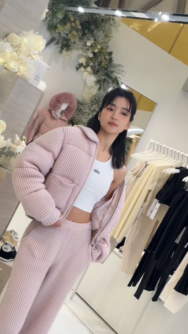 우빈씨, 지금 뭐 찍고계세요?!🤭 알로 행사장에서 조우한 김우빈&김태리의 유쾌한 모먼트📸

EDITOR | 황선미
ASSISTANT | 차민서 

@alo @aloseoul #알로 #alo #김우빈 #김태리