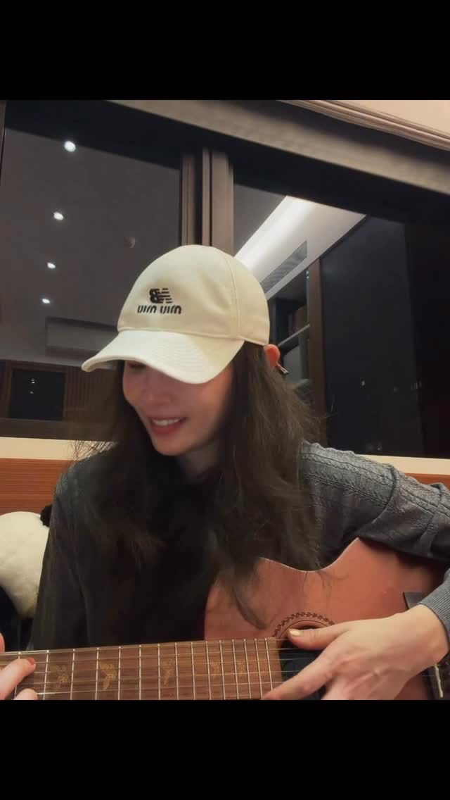 我完全沒辦法一心二用，吉他也只是拿來壓和弦而已，哈哈哈！

恭喜就以斯終於發行新專輯了，很好聽！

#你說話的聲音好細