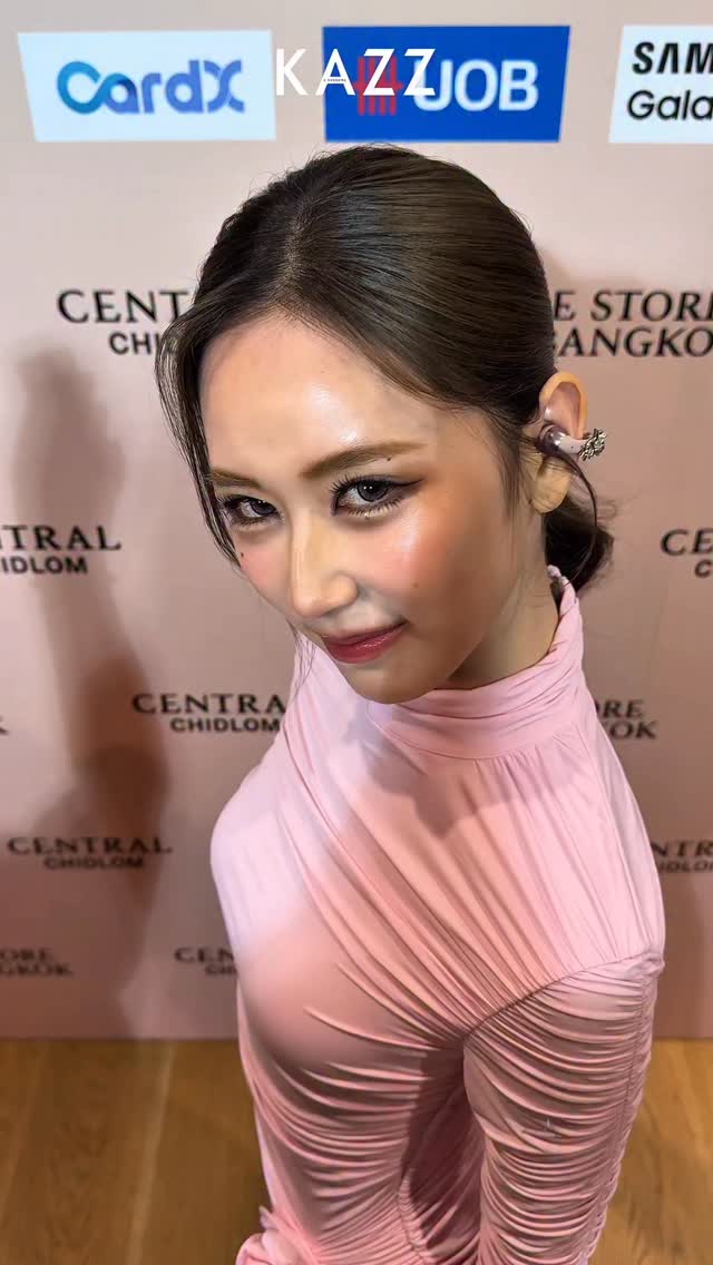 I'm not cute anymore! (Cute mak) 😝🩷

ชวนดูสเต็ปการง้อ! ของสองสาวสวย “เจนเย่ - เก้า” ในงาน “Central Chidlom: Every Moment With You” 💖

#ShokzInPinkWithJANEEYEH 
#LonginesxKao #KaoJaneJaneKao
#CentralChidlom 
#KAZZMAGAZINE