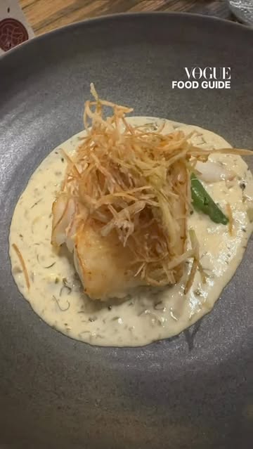 #VogueFoodGuide JW Marriott Phuket Resort & Spa @jwmarriottphuket เผยการกลับมาในรูปโฉมใหม่ของ @andamangrill ห้องอาหารและบาร์ริมทะเลสุดหรู มอบประสบการณ์การรับประทานอาหารด้วย Open-fire พร้อมวิวมะเลอันดามันแบบพาโนรามาและยกระดับนิยามการรับประทานอาหารริมชายหาดในภูเก็ตให้เป็น Coastal Lifestyle Grill ที่ผสมผสานศิลปะปรุงอาหารเข้ากับความงดงามริมชายฝั่ง เมนูตามฤดูกาล หรือค็อกเทลที่ได้รับแรงบันดาลใจจากสวน และความร่วมมือกับช่างฝีมือและผู้ผลิตท้องถิ่น ไม่ว่าจะเป็น Smoked Andaman Beef Tartare, Pacific Black Cod, Lobster "Charred Orange" Risotto, Rangers Valley Wagyu Tenderloin พร้อมของหวานอย่าง 75% Dark Chocolate Crème Beulee ร่วมสัมผัสประสบการณ์ต้นตำรับอย่างประทับใจที่ Andaman Grill ณ JW Marriott Phuket #AndamanGrill #JWMarriottPhuket #OpenFireDining