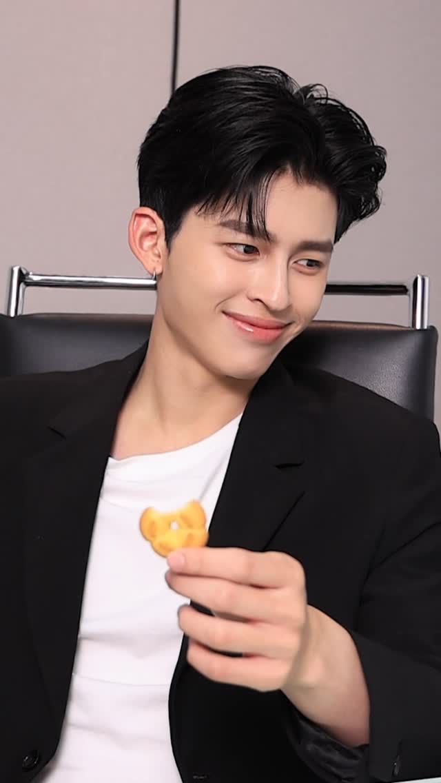 ด่วนน! ฉันต้องการคุกกี้ที่ซุปเปอร์พรีเมี่ยมที่สุด นั่นคือคุกกี้ LU เท่านั้นจำไว้! ฉันจะเอาไปฉลองปีใหม่กับพีช มีขายแค่ที่ Tops รีบไปซื้อกัน ไม่งั้นฉันจะเหมาหมด!!