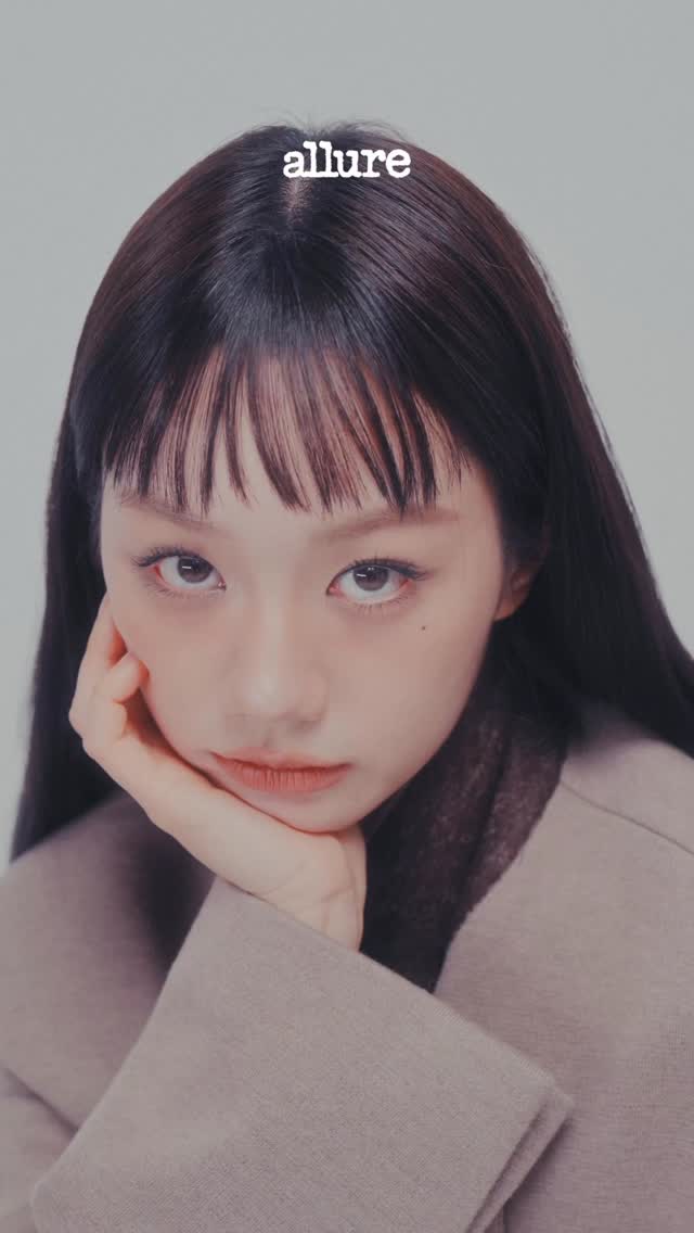 #제작지원
아무도 없는 공간, 혜리의 비밀스러운 움직임. 백에 조용히 귀를 기울이고, 힐을 고쳐 신는다. 문을 나서기 전, 혜리의 시크릿 루틴. 쉿- 이건 우리끼리만 알기로 해!

EDITOR l 주미리 
VIDEO l 김해찬
STYLIST l 최자영
HAIR l 장혜연
MAKEUP l 정수연
ASSISTANT l 이지원

#페라가모 #ferragamo @ferragamo #혜리 #hyeri #LeeHyeri @hyeri_0609