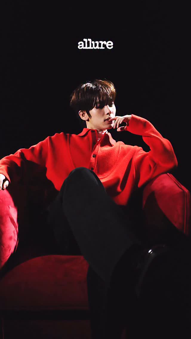 #제작지원 #Allure_DigitalEdition 
제로베이스원 한유진 트루동 남자가 되.....🖤✨ 한번 맡으면 결코 헤어나올 수 없는 중독성 강한 바닐라 향, 트루동 ‘누엣 루즈 45도’, 짜릿한 프레시한 향기를 시작으로 포근한 앰버&레더 잔향으로 마무리되는 트루동 ‘메디 오 드 퍼퓸’, 제로베이스원 한유진이 선택한 향기 여정을 지금 확인해보세요🔛

🔴트루동 누엣 루즈 45도
⚪️트루동 메 디 오 드 퍼퓸

EDITOR l 하윤진
VIDEO l 정해덕 
STYLIST l 임진
HAIR l 권도연 
MAKEUP l 이영 
ASSISTANT l 차민서 

@zb1official @trudon #제로베이스원 #한유진 #트루동 #누엣루즈 #45도 #메디 #trudon #ZEROBASEONE #HANYUJIN