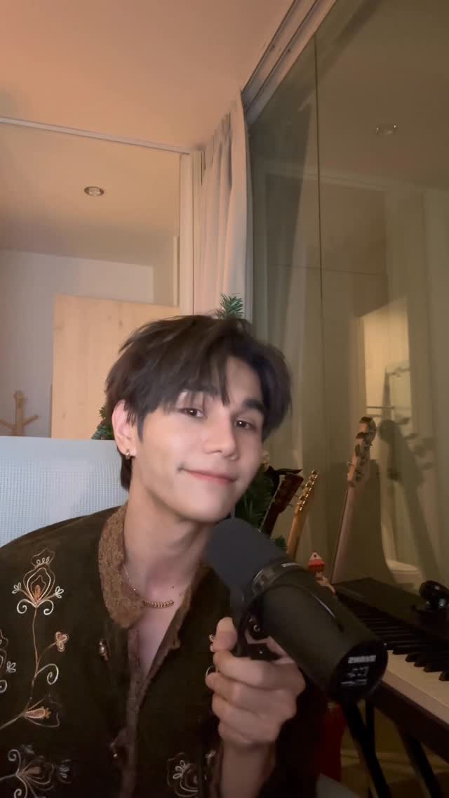 This song is about to haunt me all Christmas so I sing it before it could.Merry Christmas 🎄❤️