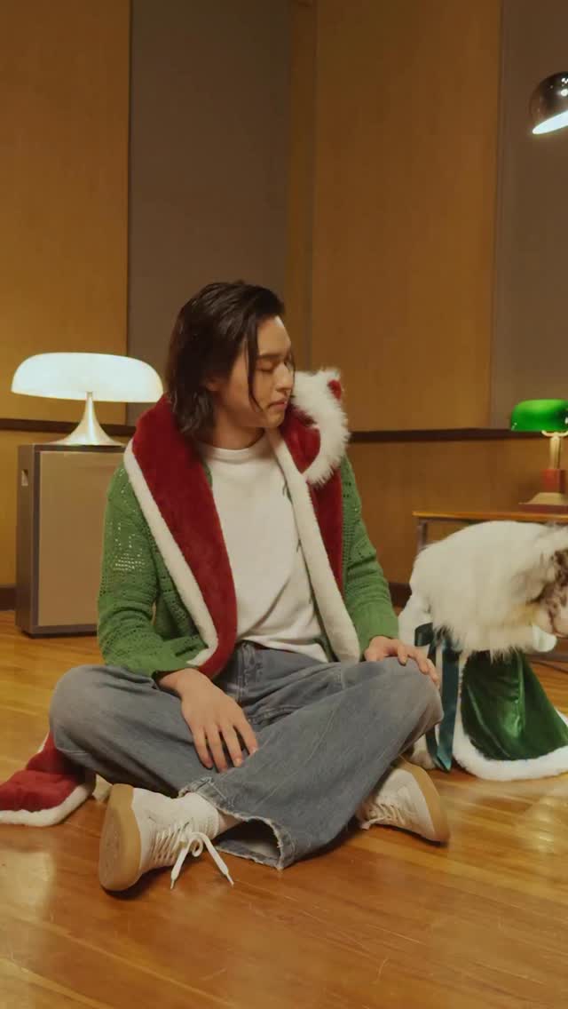 Christmas gift from BILLKIN & Special Guest 🎄🐾🐶

BILLKIN - นับหนึ่ง (From now on) - Christmas Ver.
: https://youtu.be/lqWP-nJF0kA
: https://billkin.lnk.to/fromnowon

#นับหนึ่ง
#BillkinEntertainment #Bbillkin