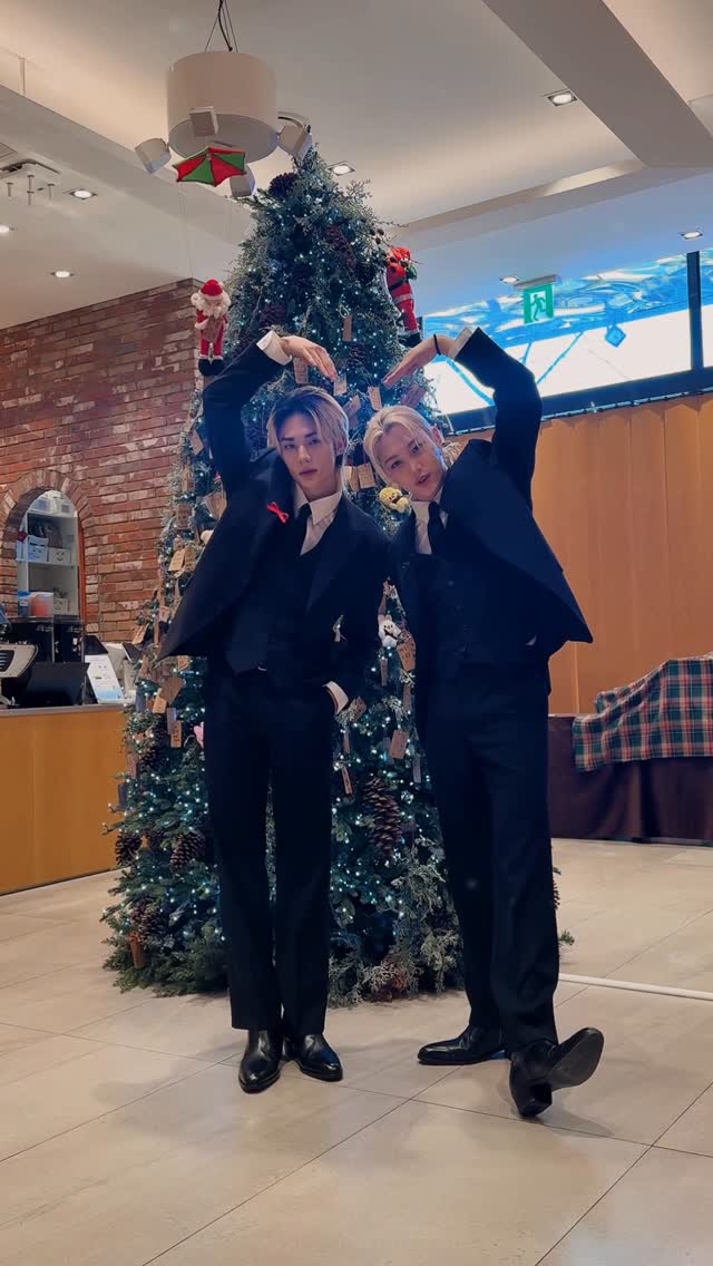 𝖧𝗈𝗅𝗂𝖽𝖺𝗒 𝖵𝗂𝖻𝖾𝗌 𝖫𝗈𝖺𝖽𝗂𝗇𝗀...💝 #StrayKids #스트레이키즈 #YouMakeStrayKidsStay